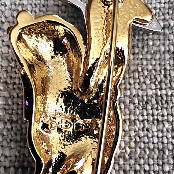 Vintage marked Disney Winnie The Pooh pin brooch - Picture 3 of 3